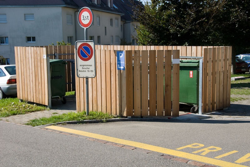 Sichtschutz mit Brettern Containerplatz mit Lärchenholzbretter natur